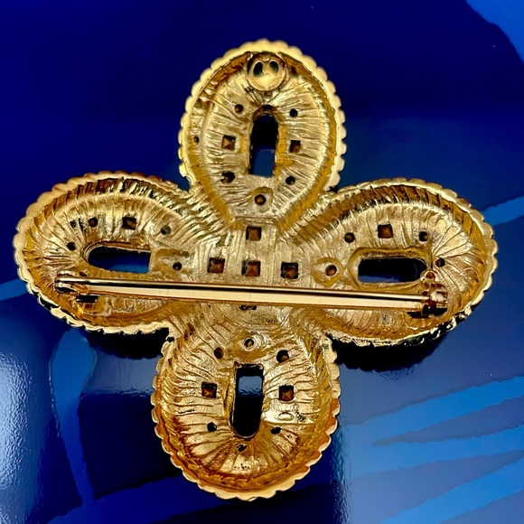 ST. JOHN Vintage Brooch Pin - Picture 2 of 7